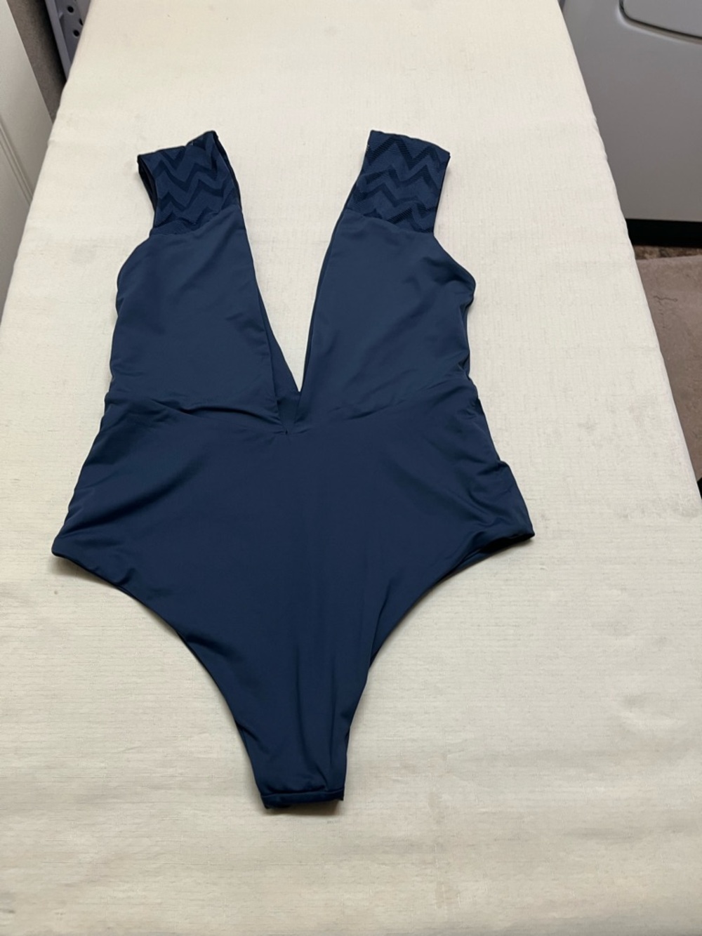 Tavik Swimwear L navy chevron Eden plunge swimsuit - Picture 7 of 12